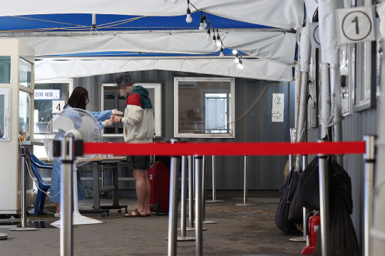 6일 오후 서울역 광장에 마련된 코로나19 선별진료소에서 한 시민이 검사를 받고 있다. <연합뉴스>